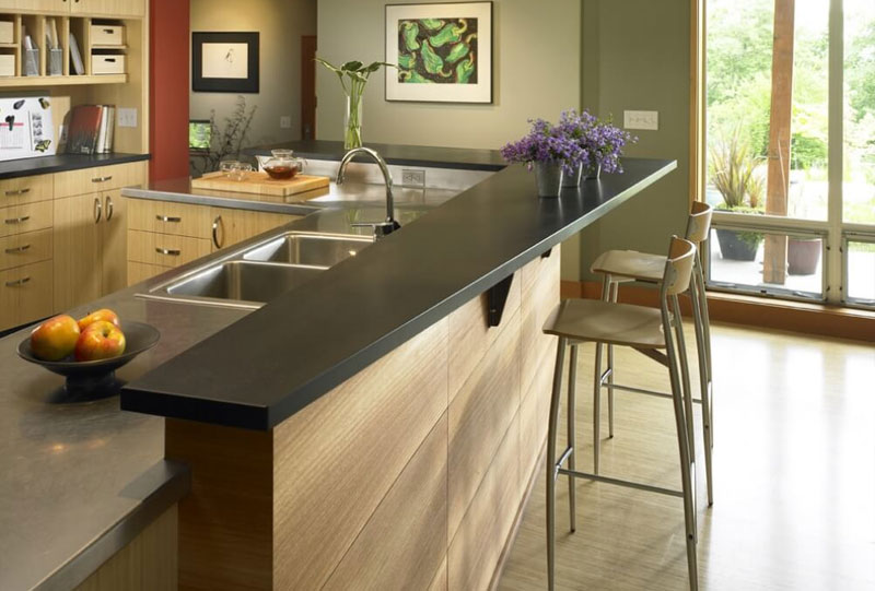 Thiết kế quầy bar ngăn cách phòng khách và phòng bếp với phụ kiện ghế gỗ theo phong cách hoài cổ