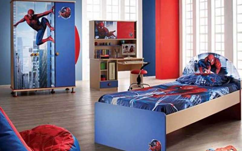 Phòng bé trai với các nội thất và phụ kiện hình Spider Man