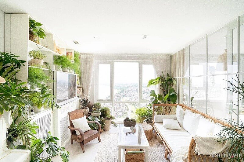 Thiết kế nội thất chung cư với không gian ở ngoài trời có nhiều cây xanh giúp cho căn nhà trở nên tươi mới, thư thái hơn