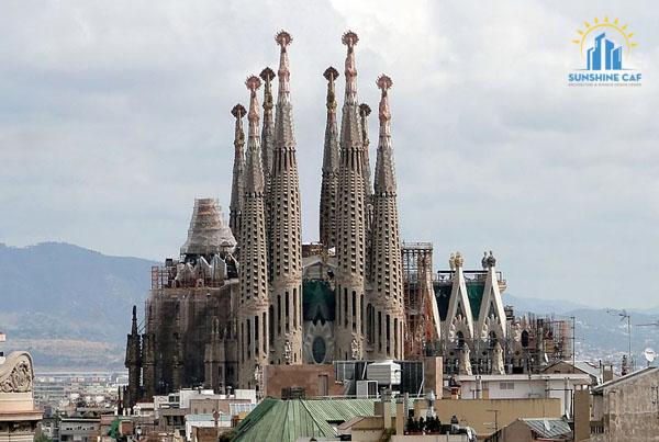  Nhà thờ Sagrada Familia ở Barcelona được thiết kế theo chủ nghĩa chiết trung.