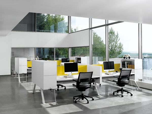 Mẫu thiết kế văn phòng 15m2 theo phong cách tối giản, tận dụng cửa sổ kính để lấy ánh sáng tự nhiên